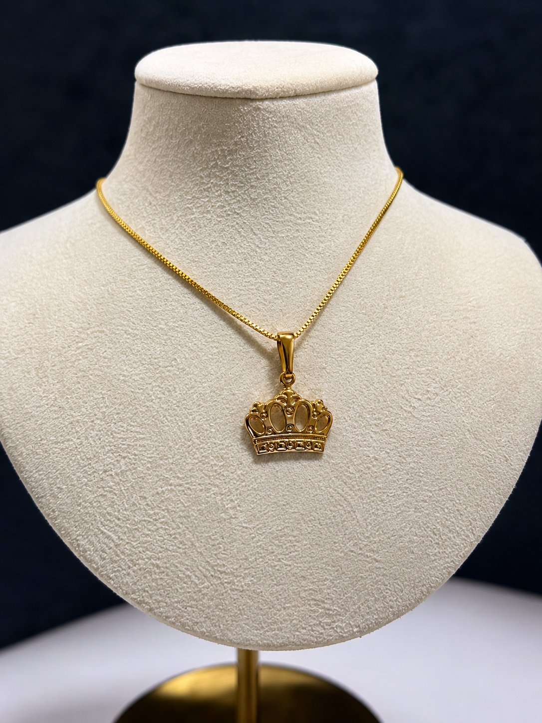 Dije de corona - Lamiando en Oro 18k
