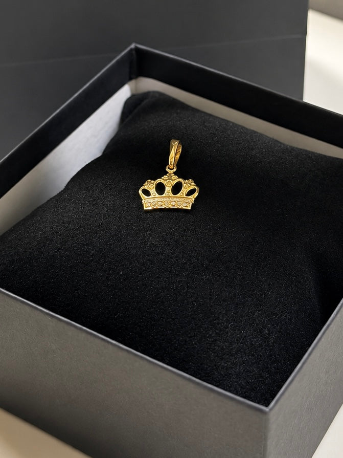 Dije de corona - Lamiando en Oro 18k