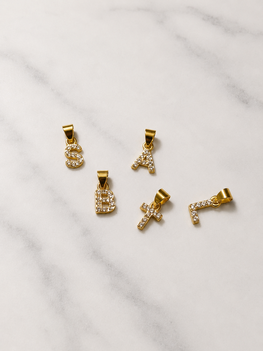 Dijes de iniciales - Laminado en Oro 18k