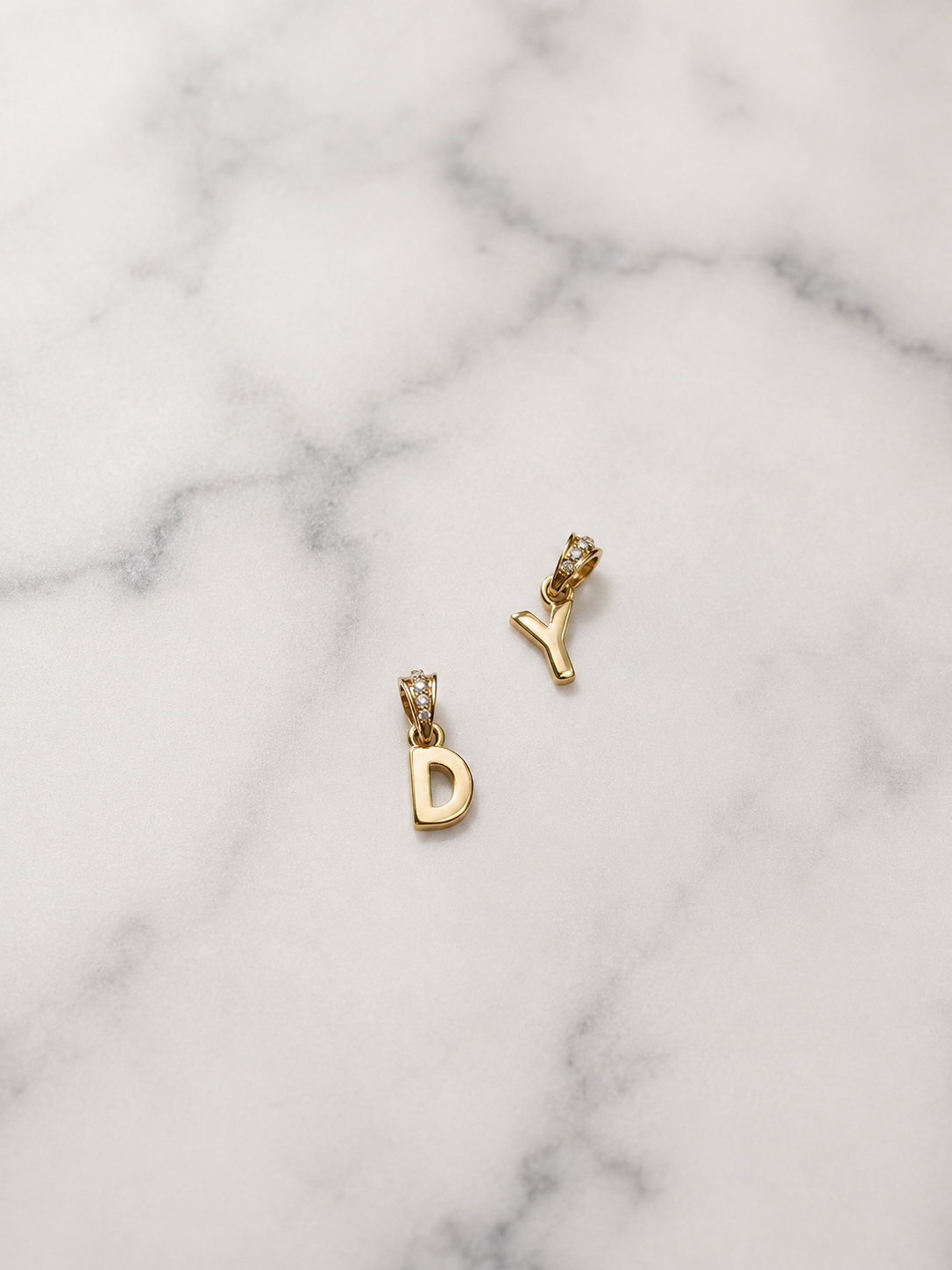 Dijes de iniciales - Laminado en Oro 18k