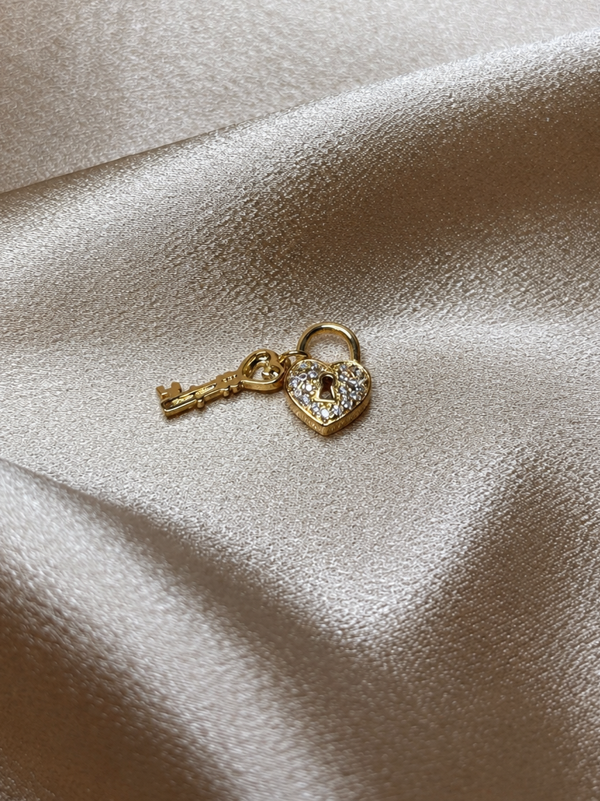 Dije de Llave & Corazón - Laminado en Oro 18k