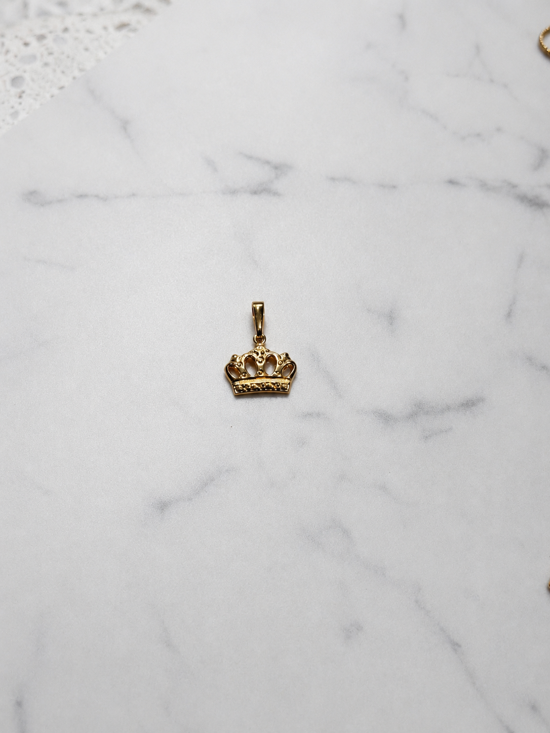 Dije de corona - Lamiando en Oro 18k